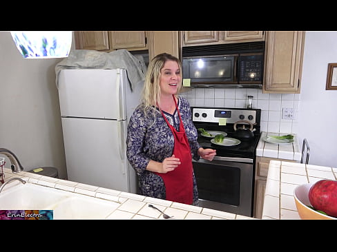 ❤️ A madrasta o ordenha na cozinha antes de sua data Porno em pt-br.muitohentai.ru