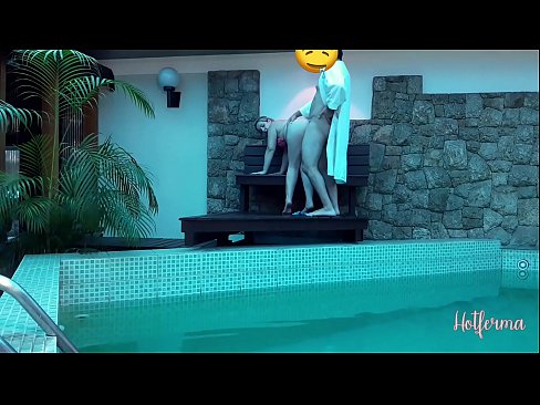 ❤️ Chefe convida empregada para a piscina, mas não conseguiu resistir a um Porno em pt-br.muitohentai.ru
