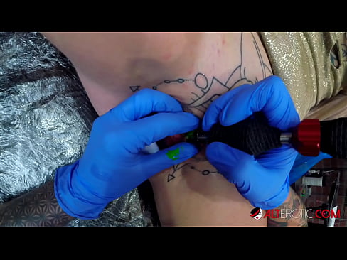❤️ Extremamente tatuada, a brasa Sully Savage fez uma tatuagem em seu clítoris Porno em pt-br.muitohentai.ru